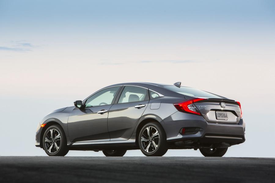  Honda Civic Touring Sedan (FC1) 2015 года  (NA) (фото 21 из 40)